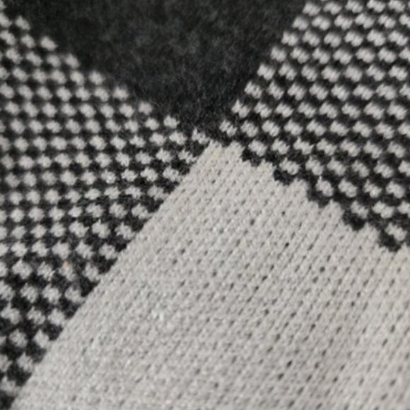 Tahari Gray & White/Black Checkered Plaid Sweater Size L Crew Neck, Soft Thick. - Picture 4 of 9